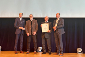  Roland Handschuh (2. v. r.) wurde in Dresden zum Ehrenmitglied des DKV ernannt – die Laudation hielt Karl Huber (2. v. l.). Die Urkunde erhielt er von Dr. Yves Wild und Dr. Marek Miara (ganz links). 