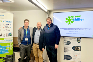  V. l.: Prof. Dr. Paul Kohlenbach (Berliner Hochschule für Technik), Prof. Dr. Uli Jacob (Geschäftsführer beim Green Chiller Verband für Sorptionskälte e.V. und Honorarprofessor an der Hochschule für Technik Stuttgart) und Christian Kammerzehl (Geschäftsführer bei der EAW Energieanlagenbau GmbH) im mobilen Schulungsraum. 