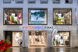  Mit dem Sporthaus Finke hat nach vier Monaten Umbauzeit ein neues Intersport-Fachgeschäft in der Bielefelder Altstadt eröffnet. In den Umbau wurden insgesamt rund vier Millionen Euro investiert. Dabei war das Thema Nachhaltigkeit für das Unternehmen bei diesem Umbauprojekt ein zentrales Motiv. 