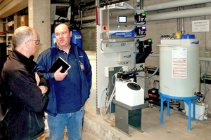  Frank Illhardt (li.), Leiter der Gebäudetechnik bei der Unternehmensgruppe Fischer, und Volker Fischer, Geschäfts­führer der Innowatech GmbH, beim Vor-Ort-Termin. 