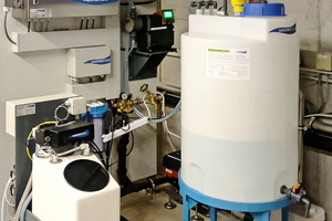  Zeitgemäße Wasserdesinfektion: Die Aquadron CGK-Anlage von Innowatech stellt vor Ort das pH-neutrale „Anolyte“ her. 