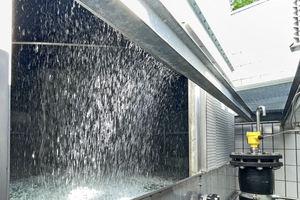  Das Unternehmen arbeitet mit mikrobiologisch einwandfreiem Kühlwasser, ohne hierfür Gefahrenstoffe wie Säuren und Laugen einsetzen zu müssen. Neben Umweltaspekten war auch das Einsparpotential bei Lager­haltung und Betriebskosten ein entscheidender Faktor. 
