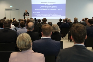  Das „Art of Compression“ Kolloquium fand zuletzt 2023 statt. Thema war „Our Responsibilities – Sustainability, Energy and Ressource Efficiency“. Hier zu sehen Dr. Reinhard Rademacher, University of Maryland, mit Denkanstößen zu künftigen Chancen und Herausforderungen im Bereich Wärmepumpen. 