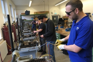  Lötübungen der Studenten in der SKF-Werkstatt 