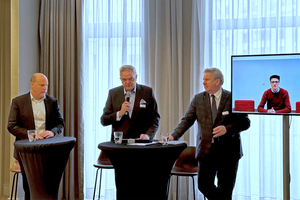  V.l.: BTGA-Hauptgeschäftsführer Frank Ernst, BTGA-Präsident Bernhard Dürheimer, Andreas Cloer, Vorsitzender des wirtschaftspolitischen Ausschusses des BTGA, und Marcel Dresse, B + L Marktdaten GmbH, stellen beim TGA-Wirtschaftsforum 2024 die Ergebnisse des BTGA-Herbstgutachtens vor. 