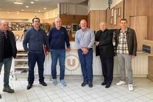  V.l.: Stéphane Chapuis, Techniker bei Mecafroid, Mohammed Youbi-Idrissi, Technical leader EMEA bei Honeywell, Eric Cascio, Besitzer, und Franck Marrot, Geschäftsführer des Hyper U in Porto Vecchio, Paul Trojani, Leiter von Mecafroid, sowie Daniel Dias, Business Development Manager bei Climalife. 
