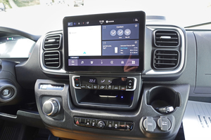  Übersichtlich strukturiert: der Touchscreen für Navigation, Medien und Lüftung. 