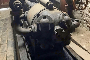 NH3-Verdichter mit Flachriemenantrieb, Hersteller vermutlich Borsig Berlin, Typ und Leistungsdaten sind unbekannt. 