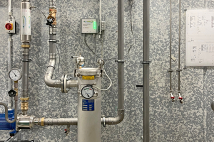  Bei der Frequenzimpulstechnologie wird gezielt auf die innere Oberfläche der wasserführenden Rohre und des Wassers eingewirkt. 