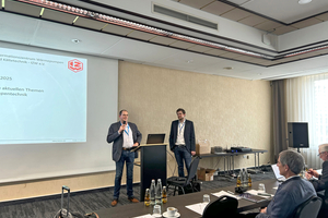  Dr. Yves Wild (Vorsitzender des DKV) und Dr. Christian Vering (Vorsitzender des IZW) bei der Eröffnung der ­Veranstaltung. 