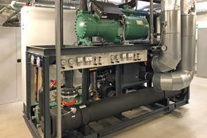  Die von L&amp;R projektierte Industrie-Wärmepumpe erzeugt Kälte für die Kunststoffverarbeitung und liefert zugleich Wärme für die Heizung und Warmwasserbereitung im Betrieb. 