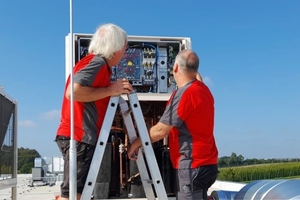  In Betrieb genommen wurden die Wärmepumpen im Sommer durch geschulte Kältetechniker von ELCO, die dafür sorgten, dass die Wärmepumpen optimal auf die Anforderungen der Logistikhallen abgestimmt wurden. 