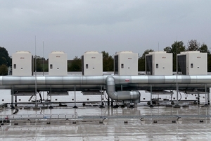  Auf dem Dach der Halle A sind sechs Wärmepumpen vom Typ AEROTOP L 65 von ELCO installiert. In Kaskade geschaltet erreichen sie eine Leistung von rund 420 kW. 