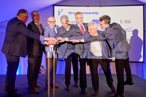  Den Startschuss für die neue GEA Hochtemperatur-Wärmepumpe gaben unter anderem der Flämischen Premierministers Matthias Diependaele 3.v.l.), Hans-Peter Gai, Chief Operating Officer der Südzucker Group (3.v.r.) und Kai Becker, Chief Executive Officer von GEA Heating &amp; Refrigeration Technologies (r.). 