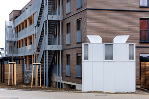  Die Luft/Wasser-Wärmepumpen stehen in einer Sicht- und Schallschutzeinhausung im Außenbereich an den Stirnseiten der Wohnblocks. Es sind jeweils zwei Wärmepumpen á 80 kW eingesetzt. 