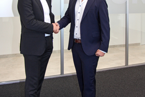  Dennis Ziehl (r.), der Aufsichtsratsvorsitzende von Ziehl-Abegg, begrüßt Marco Altherr als neuen Finanzvorstand des Unternehmens. 