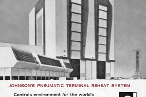  1965: Johnson Controls lieferte eine pneumatische Klimasteuerung für die NASA. York International installierte 10.500 Tonnen Kaltwassersätze für die Klimatisierung des riesigen Fahrzeugmontage­gebäudes der NASA in Cape Canaveral (Florida). Zu diesem Zeitpunkt war es eines der größten ­Freiflächengebäude der Welt. Die Technologie von Johnson Controls ­verhinderte die Bildung echter Regenwolken im Inneren. 