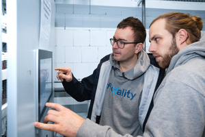  Sören Eilenberger (l.) und Dyke Wilke bei der Konfiguration einer Anlage. 