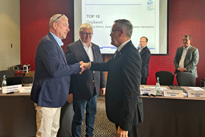  ZDH-Präsident Jörg Dittrich (r.) zeichnete Frank Heuberger (l) und Wilfried Otto mit dem Handwerkszeichen mit goldenem Mittelfeld aus. 
