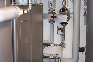  Zur Wärmeerzeugung kommt eine zweistufige Wasser-Wasser-Wärmepumpe mit einer thermischen Leistung von 107 kW zum Einsatz 