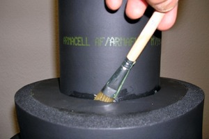  Bild 6: Verklebung eines Stirnscheibenausschnitts auf der Rohrleitungsdämmung 