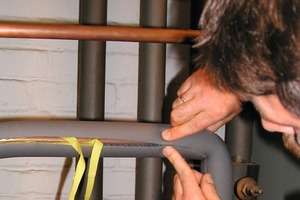  Bild 9: Die Längsnähte selbstklebender Schläuche werden mit einem Mindestanpressdruck von ca. 1 kg/cm² geschlossen  