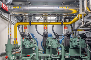  Das Herzstück der Kälteerzeugung: ein Ammonia Compressor Pack (ACP) mit drei offenen Ammoniak-Schraubenverdichtern der OS.A85 Serie von Bitzer. 