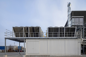  1.150 kW Kälteleistung auf kleinstem Raum: Die neue Kälteanlage befindet sich in einem Container vor dem Gebäude. 