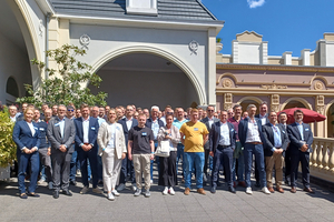  Das Familienunternehmen lud langjährige Vertriebs- und Geschäftspartner zum Meeting ins Phantasialand ein. 