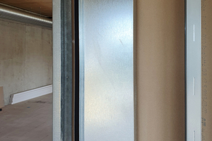  Der Einbau der Luft-Überströmelemente aus verzinktem Stahlblech erfolgt in eine Gipskarton-Ständerwand. Der Luftschlitz wird dabei spannungsfrei in den Ausschnitt der GK-Beplankung montiert und der verbleibende Spalt anschließend verspachtelt. 