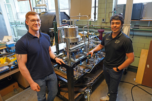  BFS/ESaK-Stipendiat Lukas Bruchhaus und sein Betreuer Antonio Esquivel-Puentes Ph.D. (Post-Doctoral Research Associate) an der Purdue-Universität in den USA. 