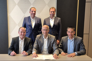  V.l.: stehend: Dr. Carsten Voigtländer (VR Equitypartner), Herold Albrecht (evotreex AG); sitzend: Michael Böhm (Zimmer &amp; Hälbig GmbH), Stefan Falk (VINCI Energies Building Solutions), Alexander Berninger (VR Equitypartner). 