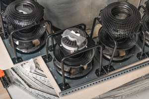  Bild 4: Die „RadiPac C“ EC-Ventilatoren der dritten Generation eignen sich durch ihre Plug-&amp;-Play-Fähigkeit mit Tragspinnenkonstruktion besonders für Retrofits von lufttechnischen Anlagen. 