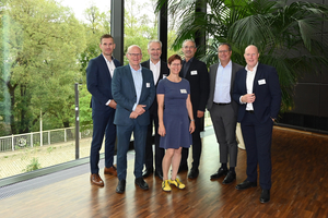  Simon Nehls, Professor Ulrich Eser, Professor Christoph Kaup, Annett Wettig, Udo Jung und Dror Peled (v. l.) sowie Karl-Walter Schuster (nicht im Bild) sind die Mitglieder des aktuellen FGK-Vorstands – rechts im Bild: FGK-Geschäftsführer Frank Ernst. 