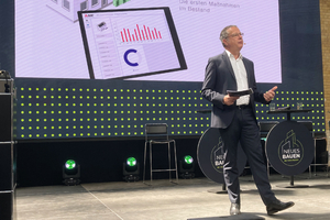 „Mehr Tempo für die Wärmewende!“ Dror Peled, Deputy Division Manager bei Mitsubishi Electric, Living Environment Systems eröffnete seine Keynote mit einem klaren Statement. 