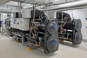 Zwei Hochtemperatur Wasser/Wasser-Wärmepumpen des Typs „AquaForce 61XWH-ZE10“ arbeiten mit dem Low-GWP-Kältemittel R1234ze und wandeln die Abwärme des Rechenzen­trums in nutzbare Heizenergie für das kommunale Fernwärmenetz um. 