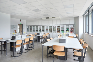  Perfekt für Klassenräume: Die besonders leisen Lüftungsgeräte der „DUPLEX Vent“-Serie sind ideal für den Einsatz in Schulen. Ihr niedriger Schalldruckpegel sorgt dafür, dass sie kaum auffallen und den Unterricht nicht stören. Die dezentralen Geräte lassen sich einfach nachrüsten und – je nach Modell – zu 1/3, 2/3 oder komplett unauffällig in die Zwischendecke integrieren. 