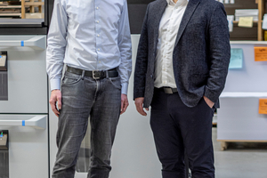  Beim Thermomanagement vertraut Daniel Thiekötter (li.) auf energieeffiziente Systeme von Technotrans, rechts im Bild Peter Böcker, Leiter Division Print bei Technotrans. 