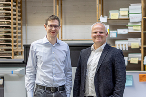  Beim Thermomanagement vertraut Daniel Thiekötter (li.) auf energieeffiziente Systeme von Technotrans, rechts im Bild Peter Böcker, Leiter Division Print bei Technotrans. 