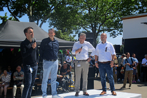  Bei der Eröffnung der Jubiläumsfeier am GEA HRT-Standort Berlin begrüßten Kai Becker, Leiter der Division Heating &amp; Refrigeration Technologies, Tom Trinkaus, Standortleiter Berlin und Halle, Thomas Strotkötter Leiter der Geschäftseinheit Compression Technoligies und André Krychowski, Leiter Finanzen der Geschäftseinheit Compression Technologies, rund 1.000 Gäste. 