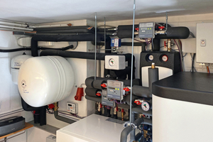  Wärmepumpenanlage und Speicher mit Wärmemengenzählern in der Hydraulik. 