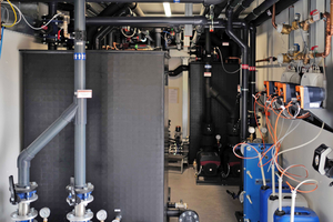  Blick in das Innere des Containers. Rechts im Bild: wartungsfreundlicher Aufbau der Pumpen-Tankeinheiten für die Werkzeug- und Hydraulikkühlung. Links die FU-geregelten Verbraucherdoppelpumpen, die maximale Effizienz und Betriebssicherheit gewährleisten. 