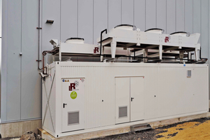  Die Containerbauweise der Kälteanlage von Febu schaffte die Voraussetzung für eine unkomplizierte und schnelle Inbetriebnahme vor Ort. Die Freikühler und der luftgekühlte Verflüssiger der Kältemaschine sind platzsparend auf dem Containerdach installiert. 