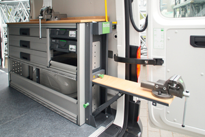  Der Testtransporter war beispielhaft mit zwei Bott-Regalen ausgestattet, rechts war eine Werkbank mit Schraubstock und Schubladen integriert. 