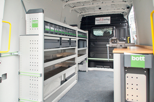  Mit einer Laderaumlänge von 3.450 mm und einer Breite von 1.832 mm bietet der TGE 3.140 Platz für Baumaterialien, Werkzeuge und Maschinen. Das Testfahrzeug hatte rechts und links Bott-­Regale eingebaut. 