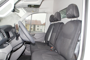  Praktisch: In die Fahrerkabine sind zahlreiche Ablageflächen eingebaut; ein Fenster ermöglicht es, den Laderaum im Blick zu behalten. 