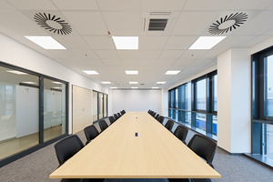  In den Büros sorgt eine Fußbodenheizung, die über eine Wärmepumpen-Kaskade versorgt wird, für angenehme Temperaturen.   