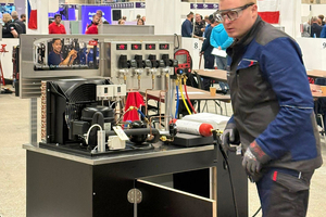  Bild 2: Pauly bei der kältetechnischen Fehlersuche. 