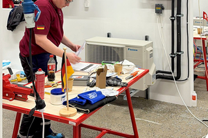  Bild 1: André Pauly beim Bau der Split-Klimaanlage. 