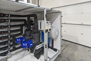  Die beiden „ACH580“-Wandgeräte sind in einer eingehausten Pumpenstation im Außenbereich vor der Praxis untergebracht. 